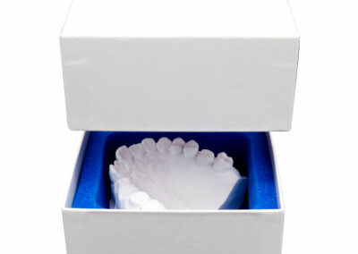 Dental Verpackung für ein Zahnmodell und eine Zahnprothese mit Deckel